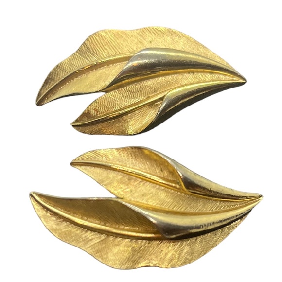Crown Trifari vintage gold tone leaf clip on earrings